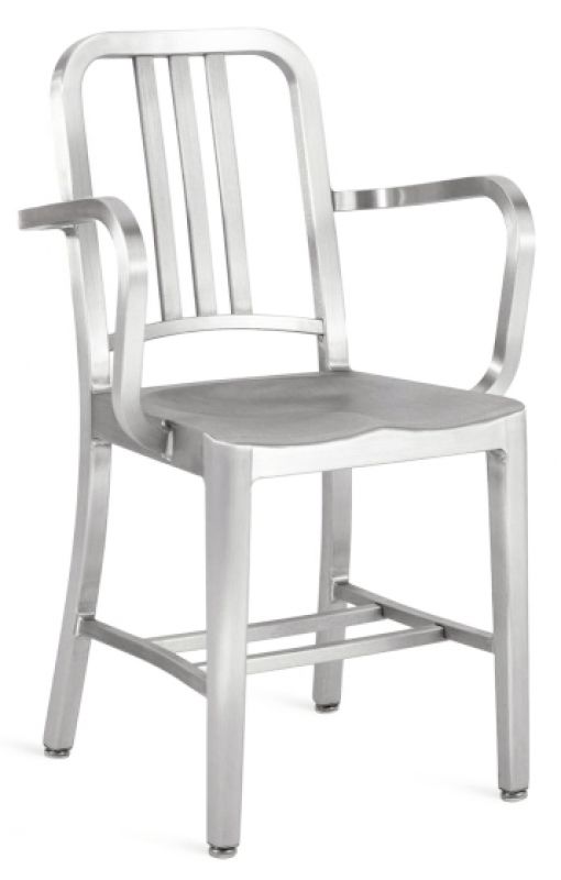 Emeco Navy Armchair: Silberner Armlehnenstuhl aus Aluminium, moderner Designklassiker für Wohnzimmer und Büro.